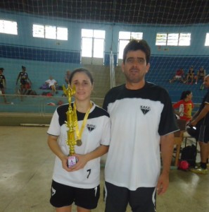 capitã Hérica e o técnico Moreira com o troféu de 3º lugar
