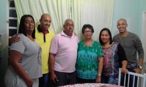 Na foto, Goiabeira com a esposa e os filhos