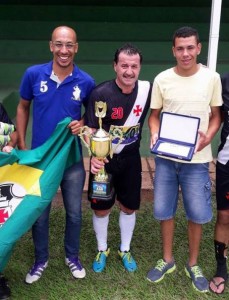 O troféu de campeão eo filho e Neto do homenageado pelo VascoFC,  o famoso Goiabeira