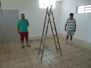 Na foto, o presidente Iury e o diretor Chimbica vistoriando o espaço onde vai funcionar a Academia de Ginástica