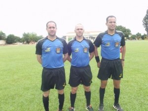 Trio de arbitragem Paulo Edson,Telme Lamas e Gabriel Dourado