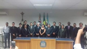 Na foto, todos os vereadores empossados e o prefeito Dr. Ernani e o vice Reinaldo Milan