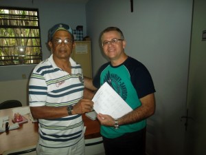Na foto, o diretor Carlos Henrique com o vice diretor da Escola João Gabriel  Geraldo Aparecido Bento