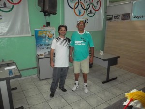 Na foto, o professor Felipe e o diretor de esportes Carlos Rodrigues, vistoriando o espaço que será destinado às aulas de xadrez
