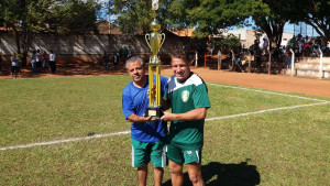 Batata recebendo o troféu de vice campeão de Celso Paulo da Silva