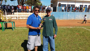 Clodoaldo recebendo o troféu de participação de Nininho