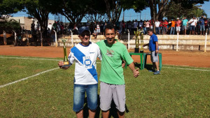Didio recebendo o troféu de homenagem de Luiz Paulo