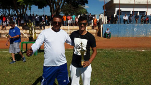 Jefinho recebendo o troféu de artilheiro de Miguinha
