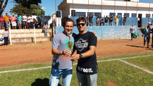 Lezinho do Vila Carvalho recebendo o troféu de participação de Daniel Giroto