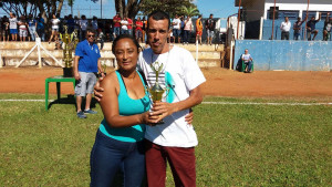 Lê da equipe do Paraná recebendo o troféu de participação de Geovana