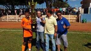 Piu recebendo o troféu de campeão de Aparecido, Clovinho , Clodoaldo