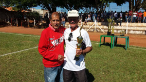 Preto recebendo o troféu de 3 Colocado de Amarildo