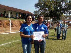 Joao Pessina recebendo certificado participaçao pela equipe do Uniao