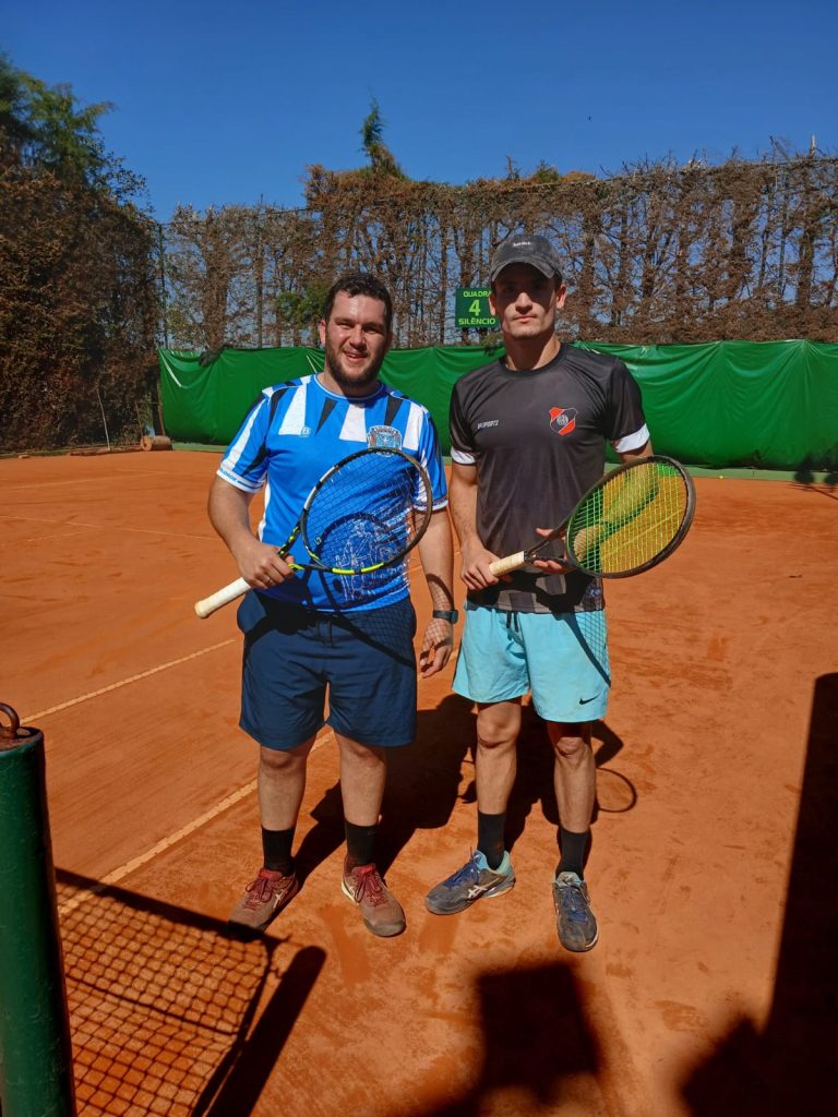 O atributo alt desta imagem está vazio. O nome do arquivo é Tenis-Masculino-Plinio-Gaino-e-Gabriel-Petrocelli-768x1024.jpg