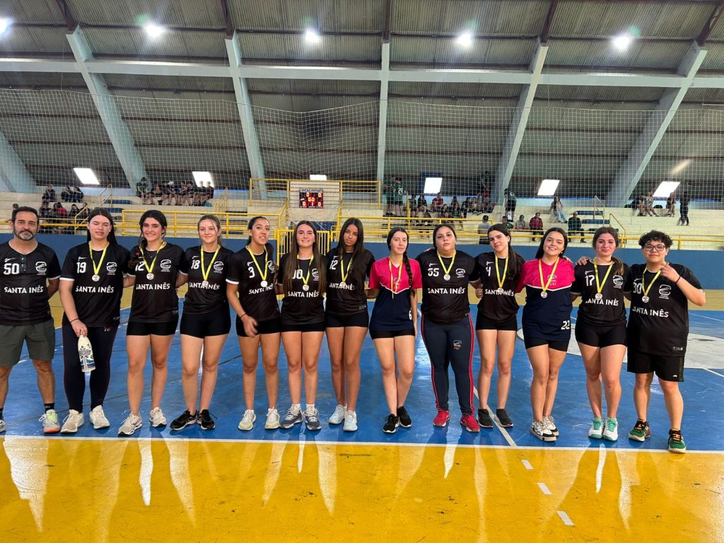 O atributo alt desta imagem está vazio. O nome do arquivo é Handebol-feminino-sub-17-Col.-Santa-Inês-campeã-1024x768.jpg