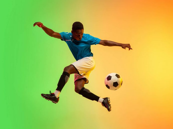 O atributo alt desta imagem está vazio. O nome do arquivo é male-soccer-football-player-training-in-action-isolated-on-gradient-studio-in-neon-light-1-690x515-1.jpg