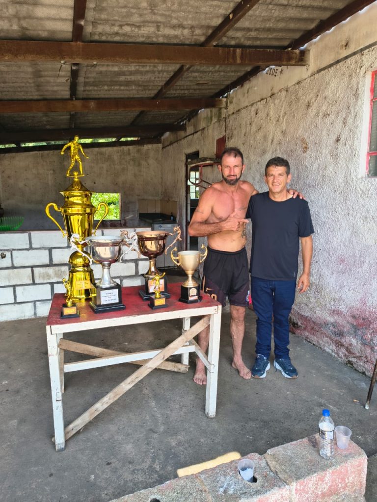 O atributo alt desta imagem está vazio. O nome do arquivo é BB-e-o-homenageado-Edgard-Stoco-768x1024.jpg