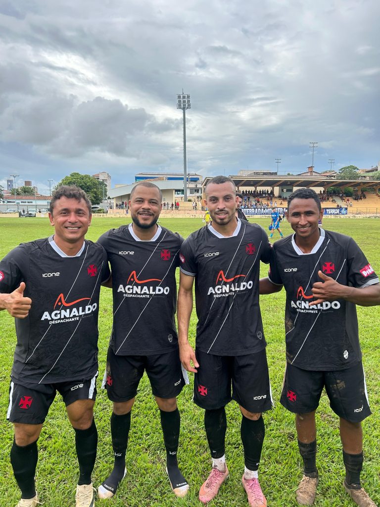 O atributo alt desta imagem está vazio. O nome do arquivo é Vasco-768x1024.jpg