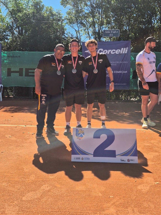 O atributo alt desta imagem está vazio. O nome do arquivo é Equipe-de-Tênis-Masculino-na-premiação-do-2º-lugar-medalha-de-prata.jpg