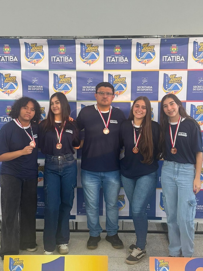 O atributo alt desta imagem está vazio. O nome do arquivo é Premiação-equipe-de-Xadrez-Feminino-categoria-sub-21-...-3º-lugar-medalha-de-bronze.jpg