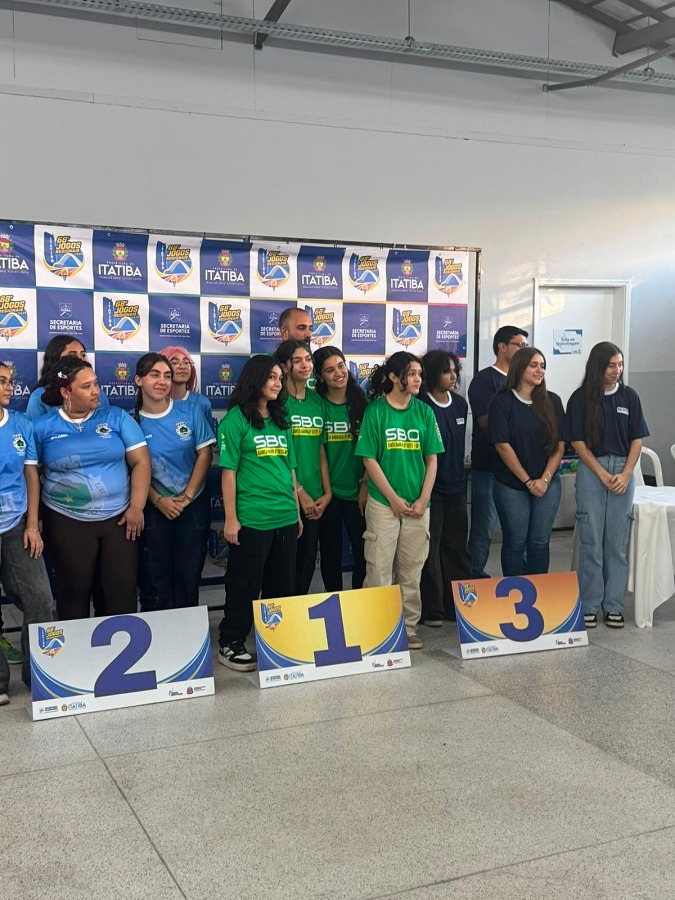 O atributo alt desta imagem está vazio. O nome do arquivo é Premiação-equipe-de-Xadrez-Feminino-categoria-sub-21-3º-lugar-medalha-de-bronze.jpg