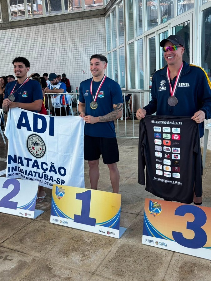 O atributo alt desta imagem está vazio. O nome do arquivo é atleta-da-natação-Luciano-Ferreira-de-Moraes-na-premiação-do-3º-lugar.jpg