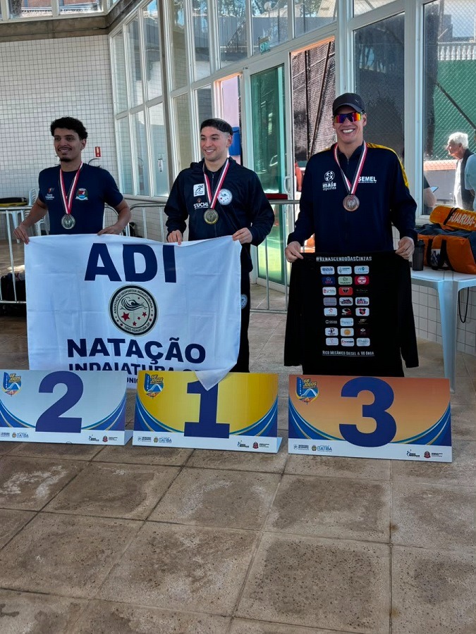 O atributo alt desta imagem está vazio. O nome do arquivo é atleta-da-natação-Luciano-Ferreira-de-Moraes-recebendo-a-medalha-de-bronze.jpg